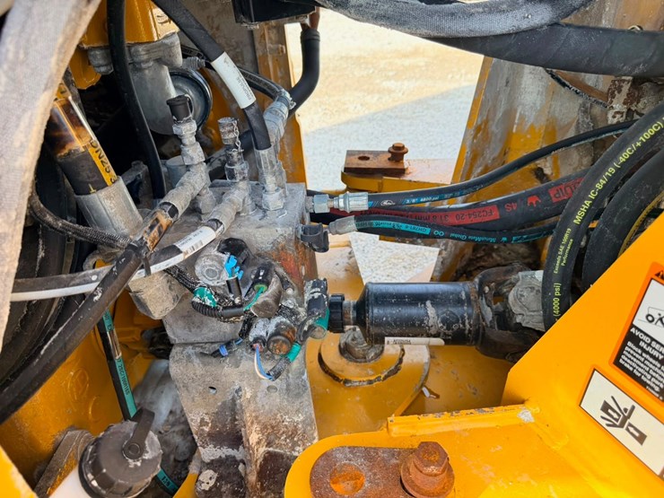 2019-deere-724k-image-23