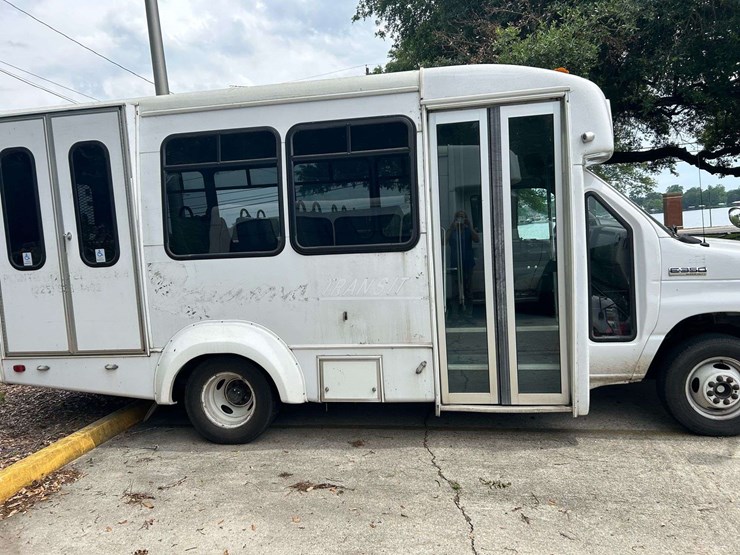 2020-ford-e350-image-1