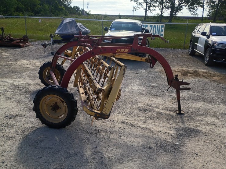 new-holland-256-image-6