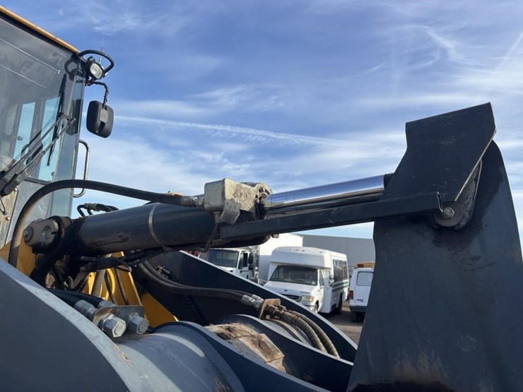 2005-deere-624j-image-17