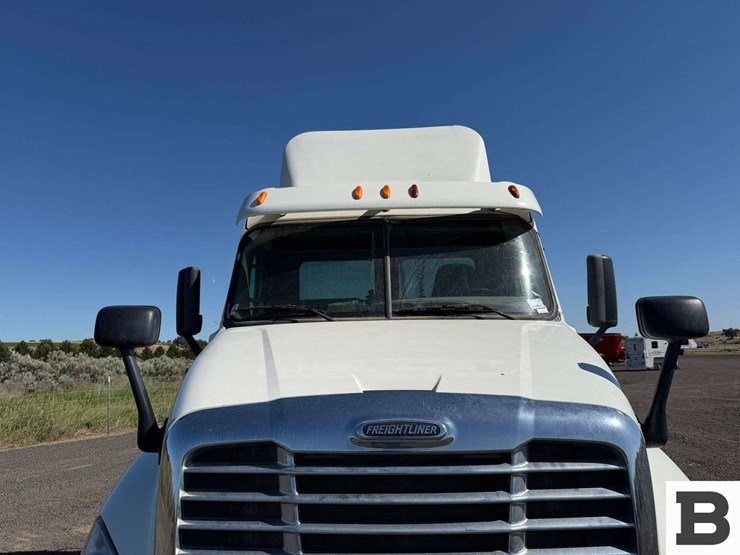 2014-freightliner-cascadia-125-image-9