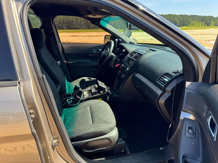 2016-ford-explorer-image-17