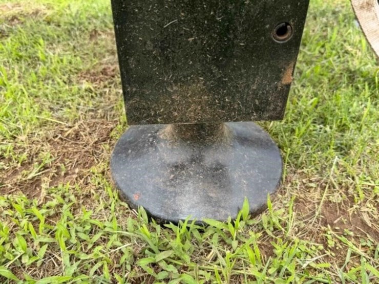 toft-680-hydraulic-skid-steer-post-pounder/driver-image-2