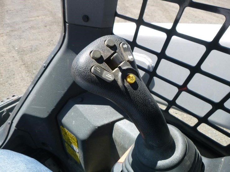 2024-bobcat-t64-image-11