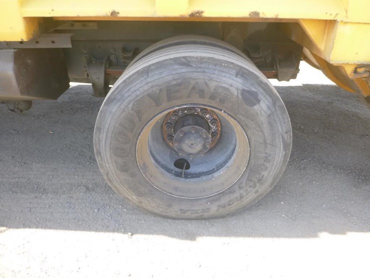 1996-freightliner-fl70-image-26