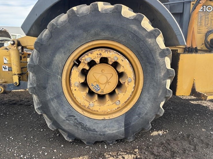 2010-deere-210lj-image-28