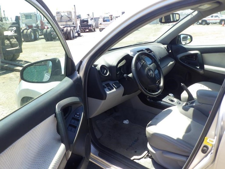 2014-toyota-rav4-image-5