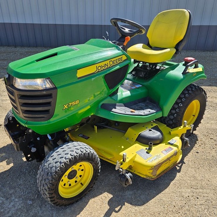 JOHN DEERE X758