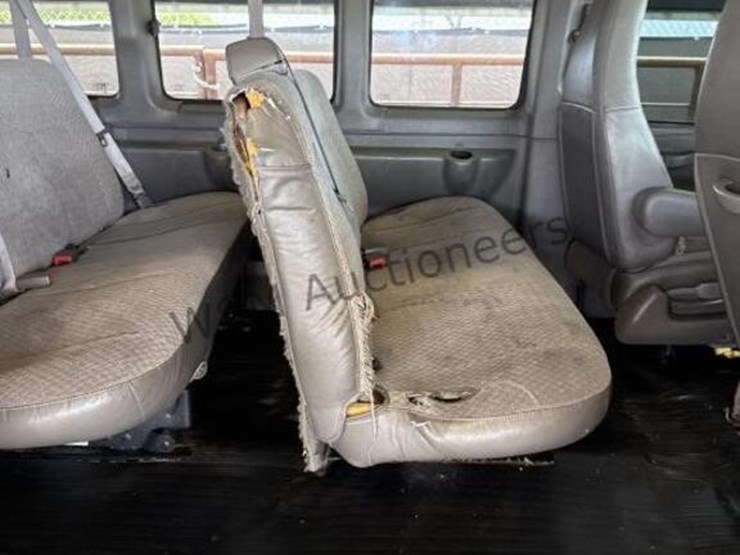 2016-chevrolet-express-3500-image-11
