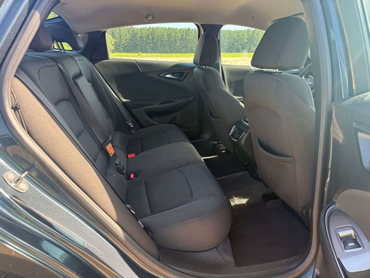 2019-chevrolet-malibu-4-door-sedan-(140,696-miles)-image-17