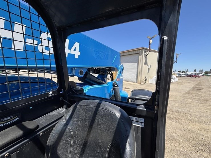 2019-genie-gth844-image-35