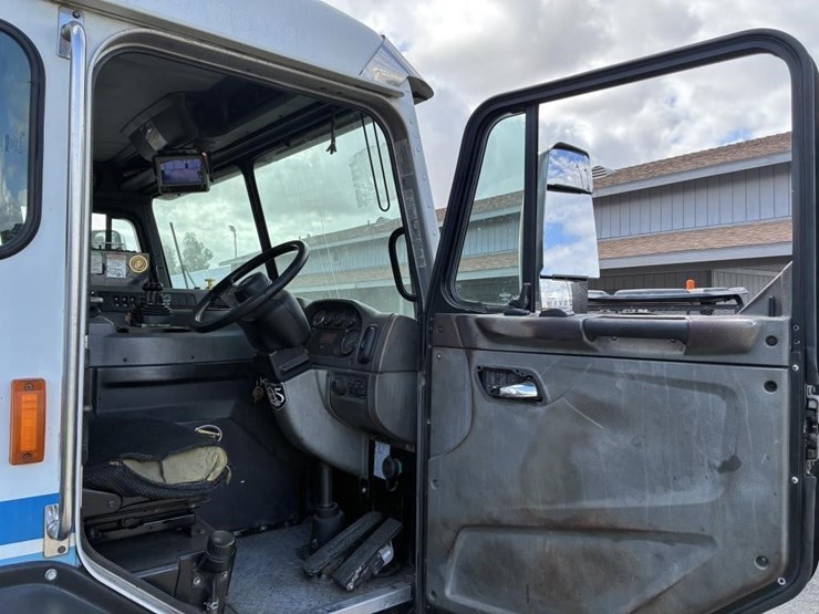 2014-peterbilt-320-image-12
