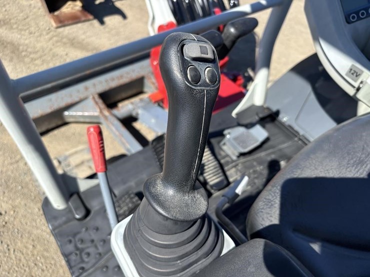 2016-takeuchi-tb240-image-29