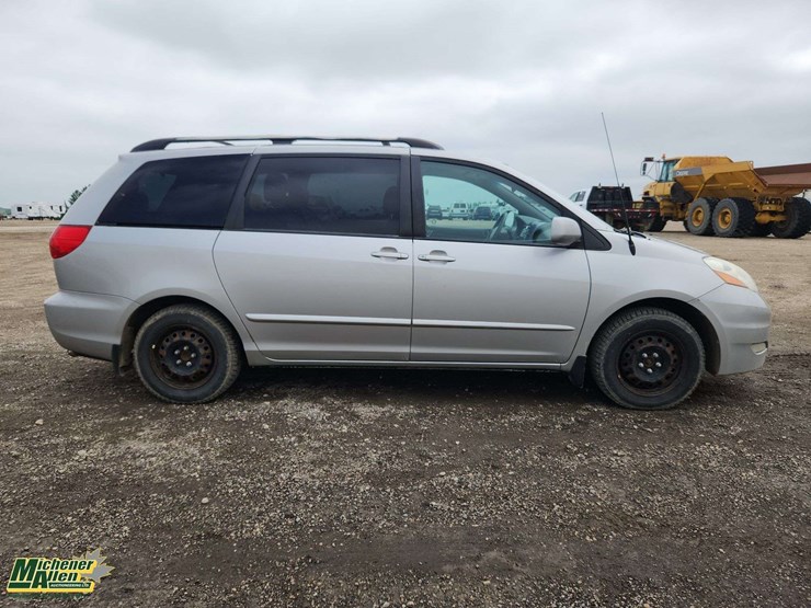 2007-toyota-sienna-le-image-7