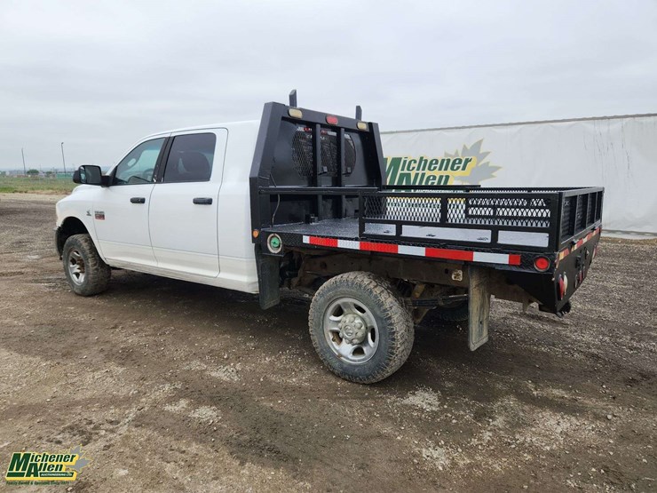 2011-dodge-3500-image-3