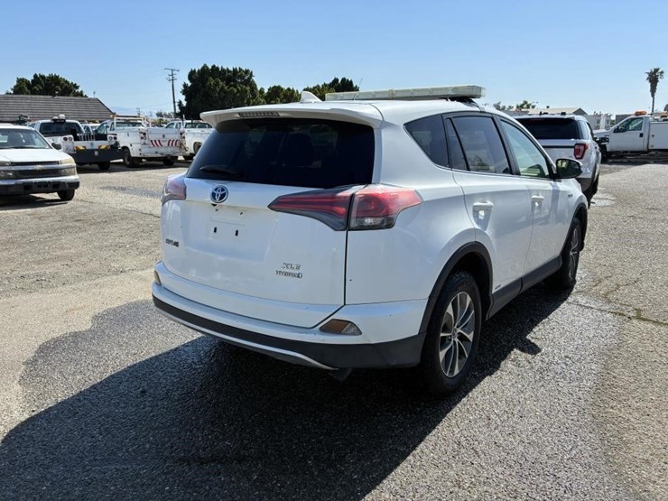 2016-toyota-rav4-image-3