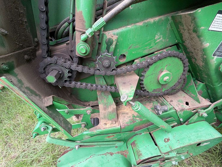 2010-john-deere-568-image-25