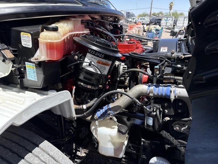 2013-freightliner-m2-106-image-27
