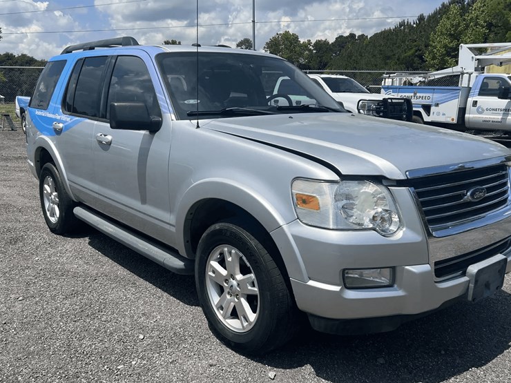 2010-ford-explorer-image-1