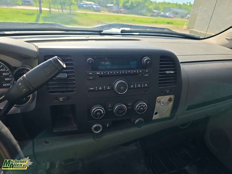 2011-chevrolet-silverado-3500hd-image-21