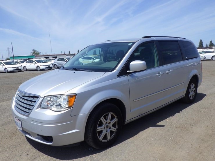 2010-chrysler-town-&-country-image-1
