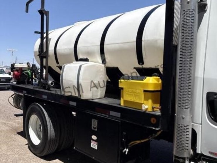 2013-freightliner-m2-106-image-6