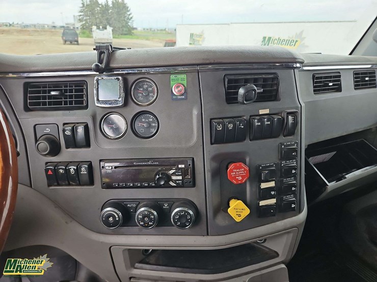 2015-peterbilt-567-image-22