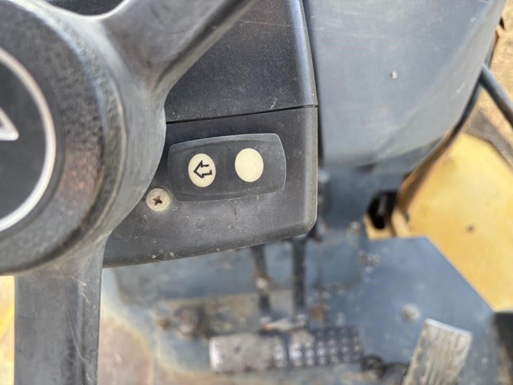 2010-deere-210lj-image-36