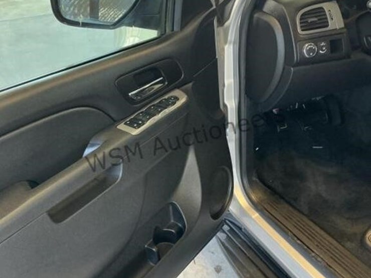 2014-chevrolet-tahoe-image-23