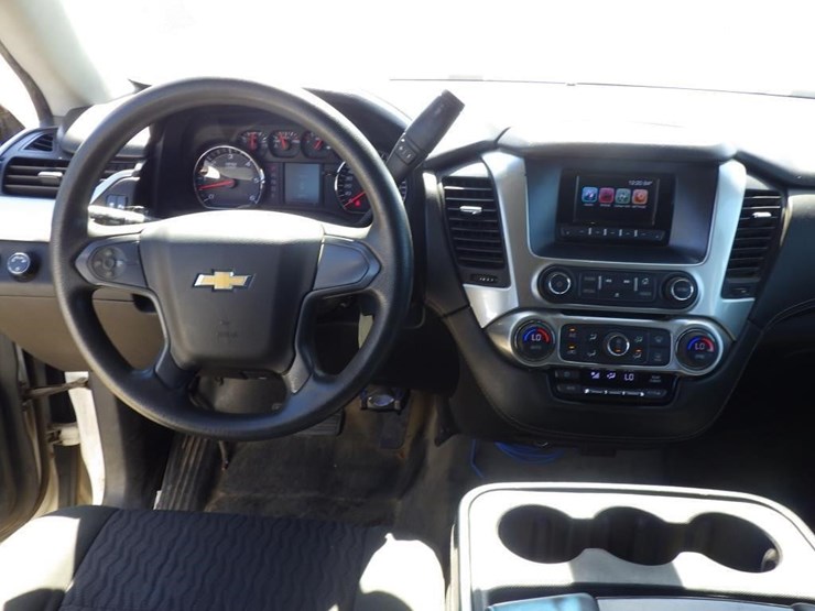 2017-chevrolet-suburban-image-9