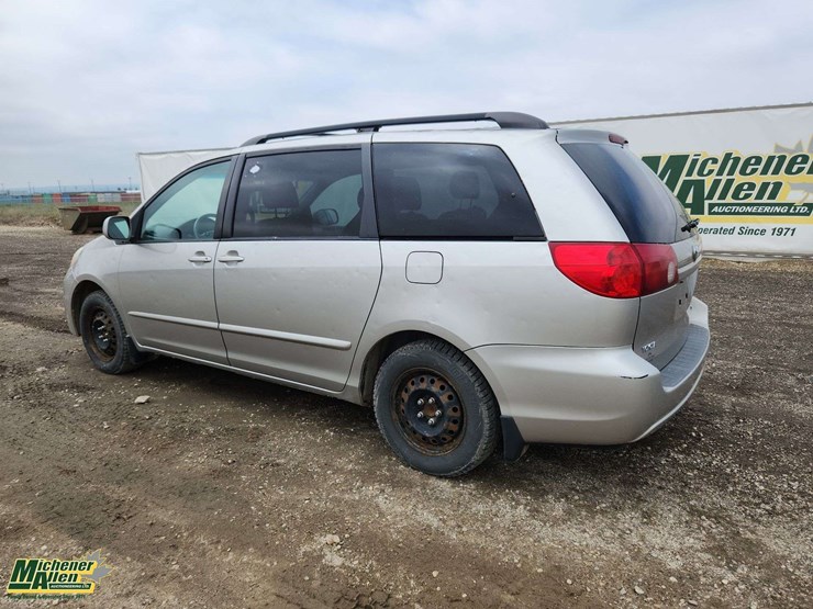 2007-toyota-sienna-le-image-3