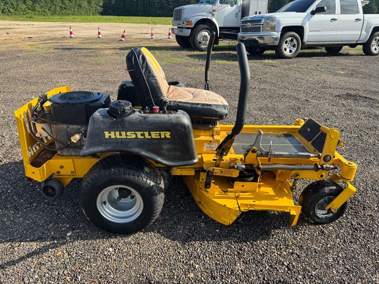 hustler-fastrack-42"-commercial-zero-turn-mower-image-7