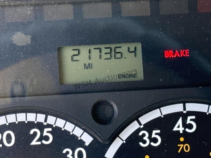 2013-freightliner-m2-106-image-38