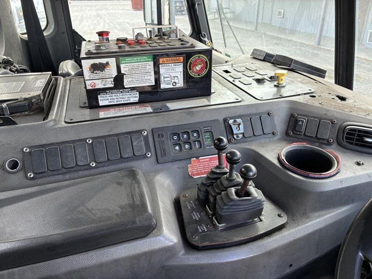 2014-peterbilt-320-image-16