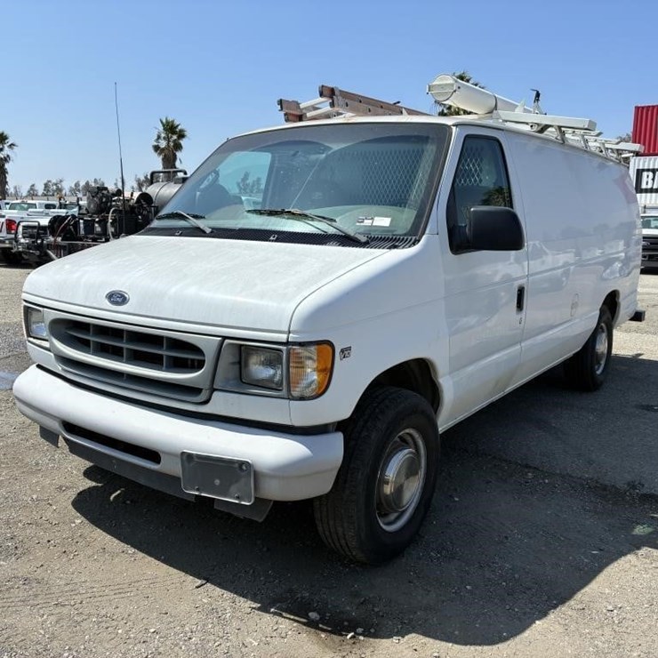 2002 FORD E350 SD