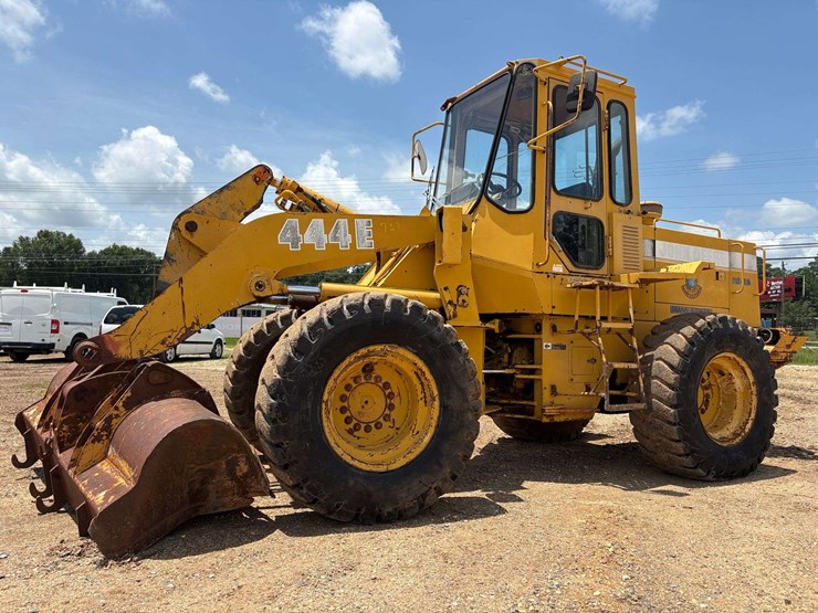 john-deere-444-image-1