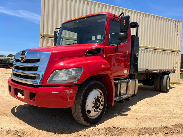 2014-hino-268-image-1