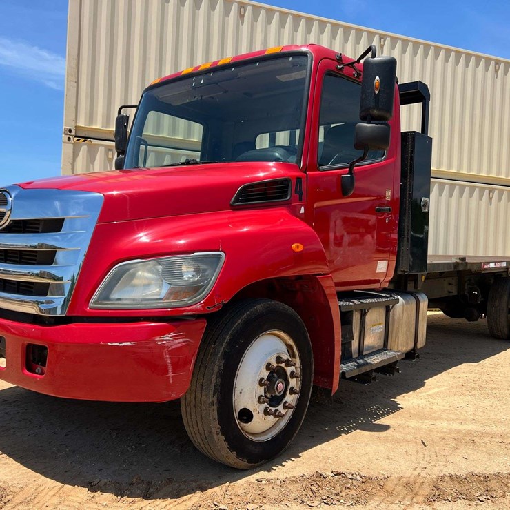 2014 HINO 268