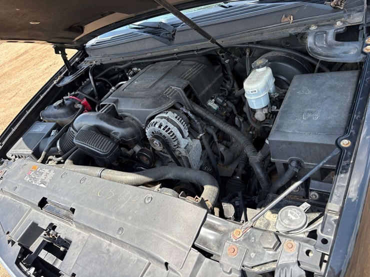 2012-chevrolet-suburban-1500-image-26