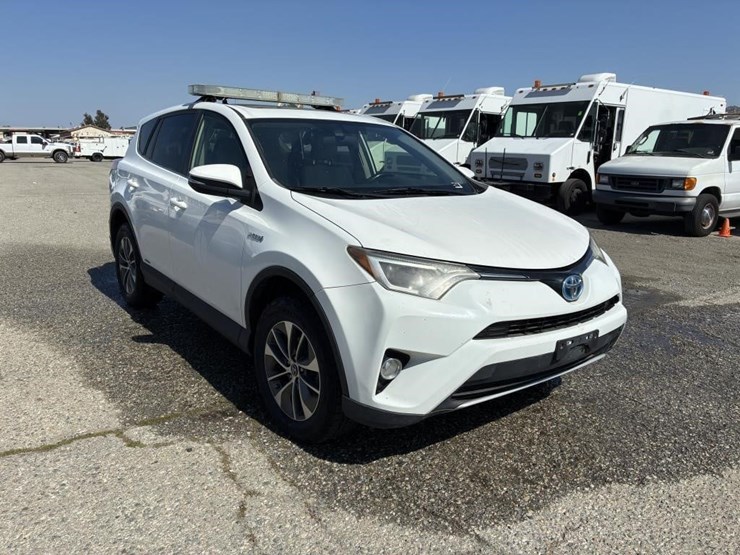 2016-toyota-rav4-image-2