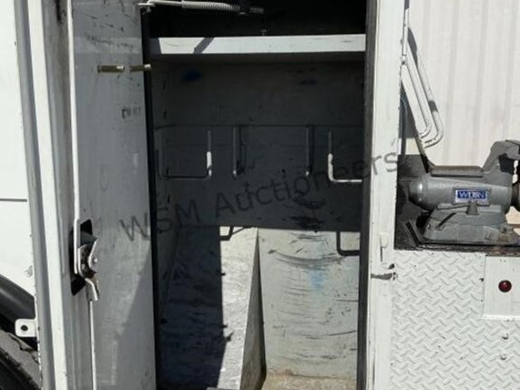 2012-freightliner-m2-106-image-12
