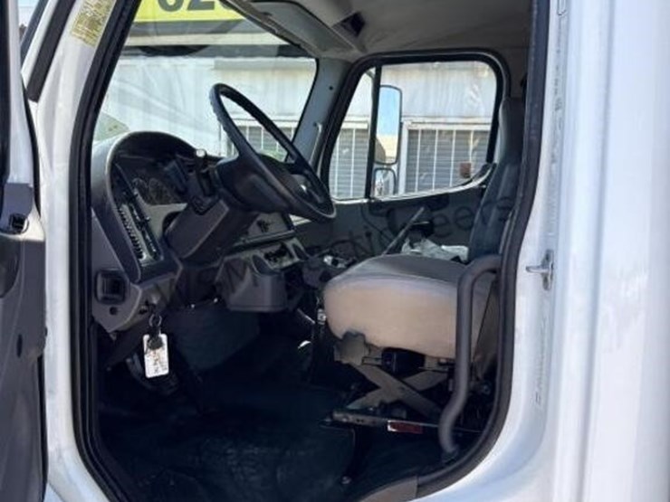 2013-freightliner-m2-106-image-44