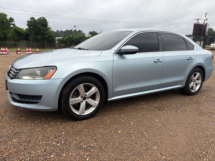 2012-volkswagen-passat-se-diesel-4-door-sedan-(172,508-miles)-image-1
