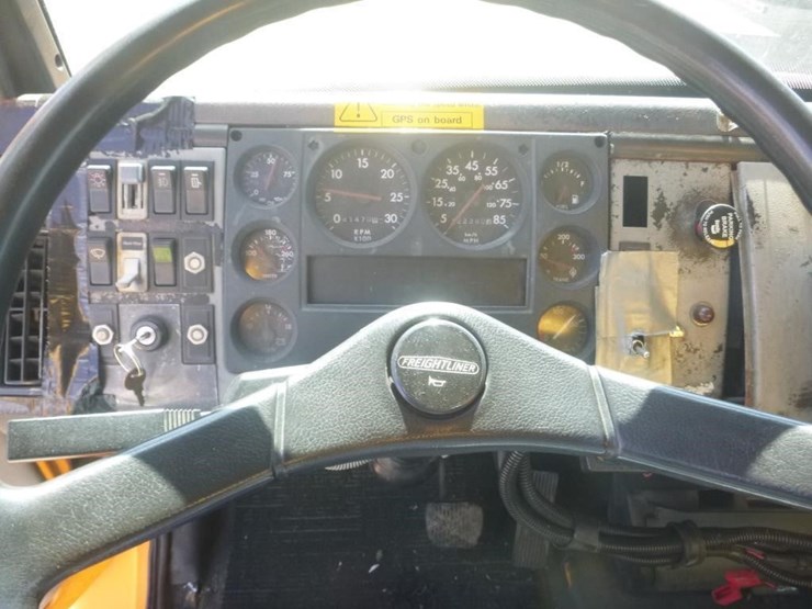 1996-freightliner-fl70-image-19