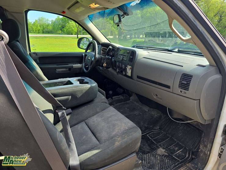 2011-chevrolet-silverado-3500hd-image-26