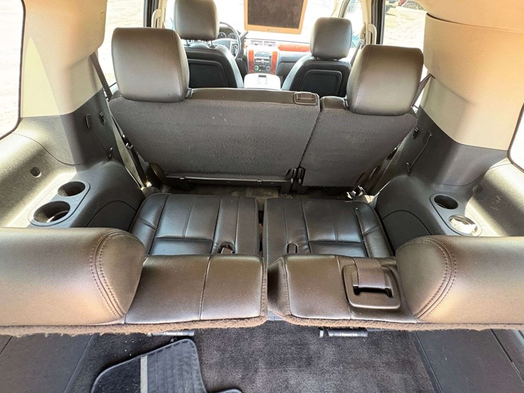 2012-chevrolet-suburban-1500-image-20