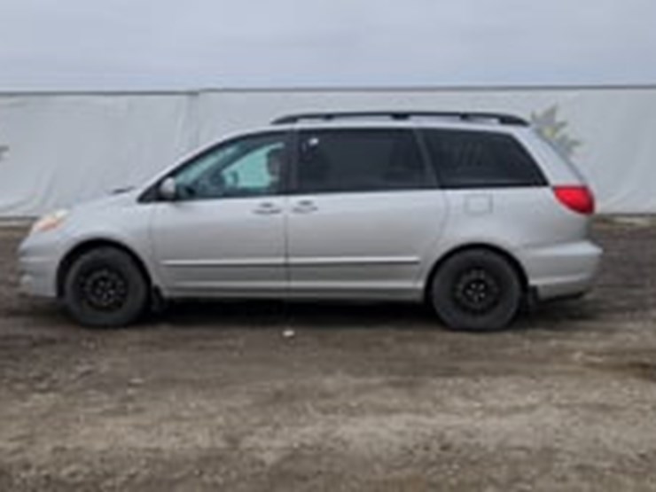2007-toyota-sienna-le-image-5