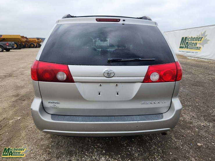 2007-toyota-sienna-le-image-9