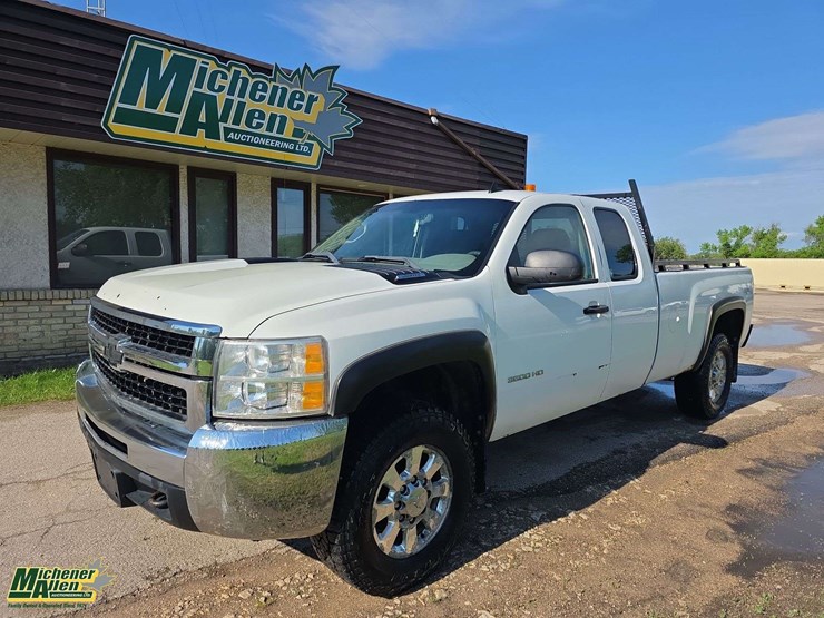 2011-chevrolet-silverado-3500hd-image-1