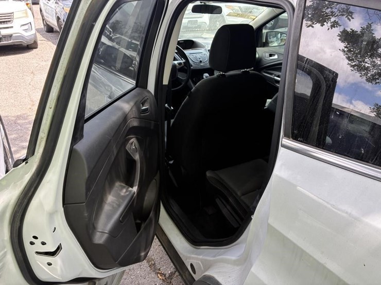 2015-ford-escape-se-image-11